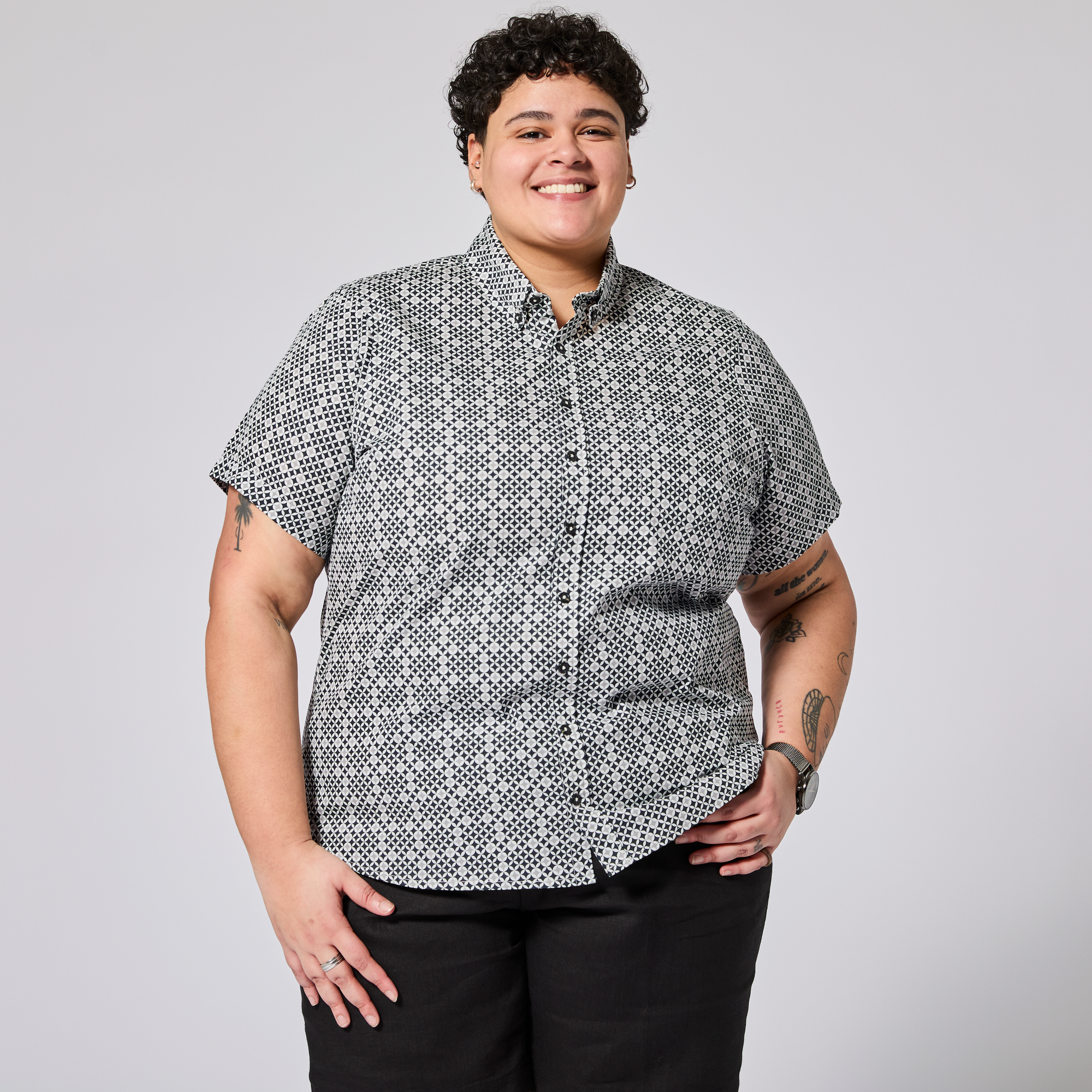 Model wearing the black and white nova Ray shirt against a gray background. Color: Nova