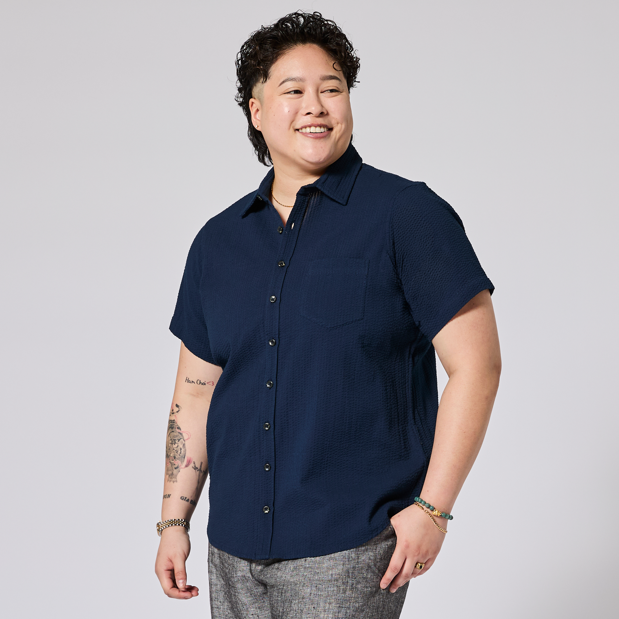 Women's short sleeve blue shirt against a plain background.  Made by Kirrin Finch. Color: Azul