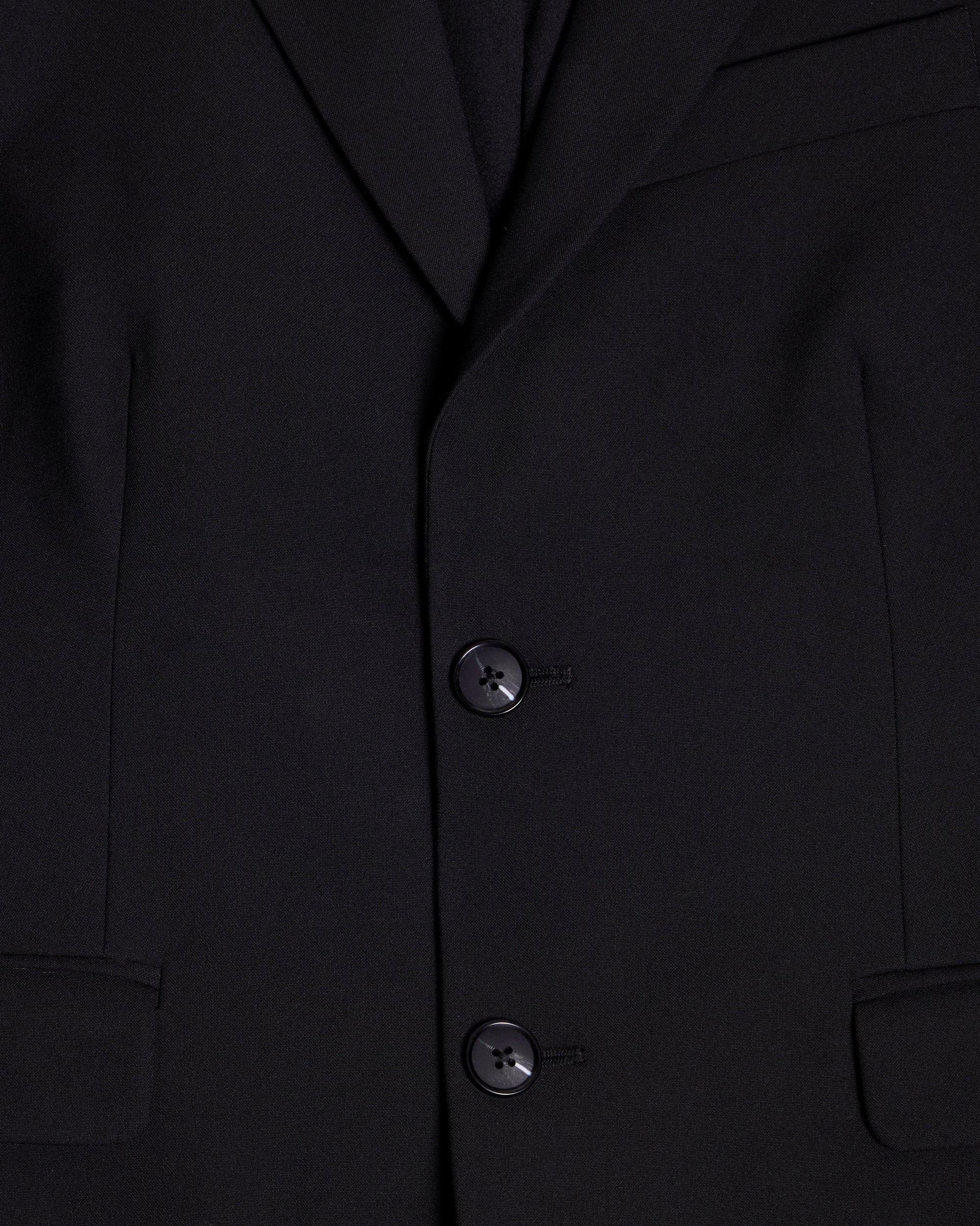 Front closure buttons of the black Scout blazer. Color: Obsidian